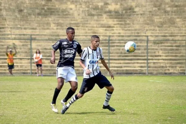 Corinthians firma contrato profissional com promessa que iria pro Manchester City