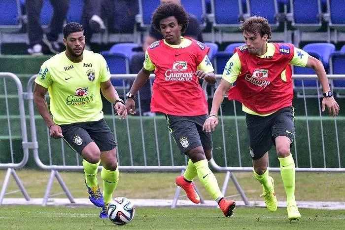 [COPA 2014] Felipão testa Henrique de volante como nova opção a Oscar