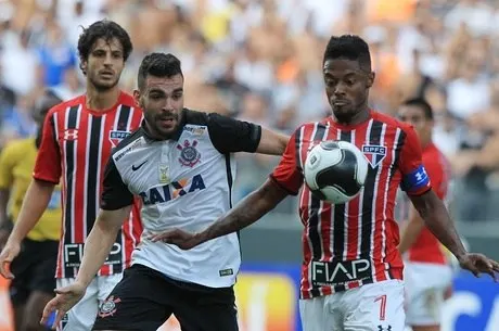 Vivendo momentos distintos, Corinthians e São Paulo se enfrentam pelo Brasileirão