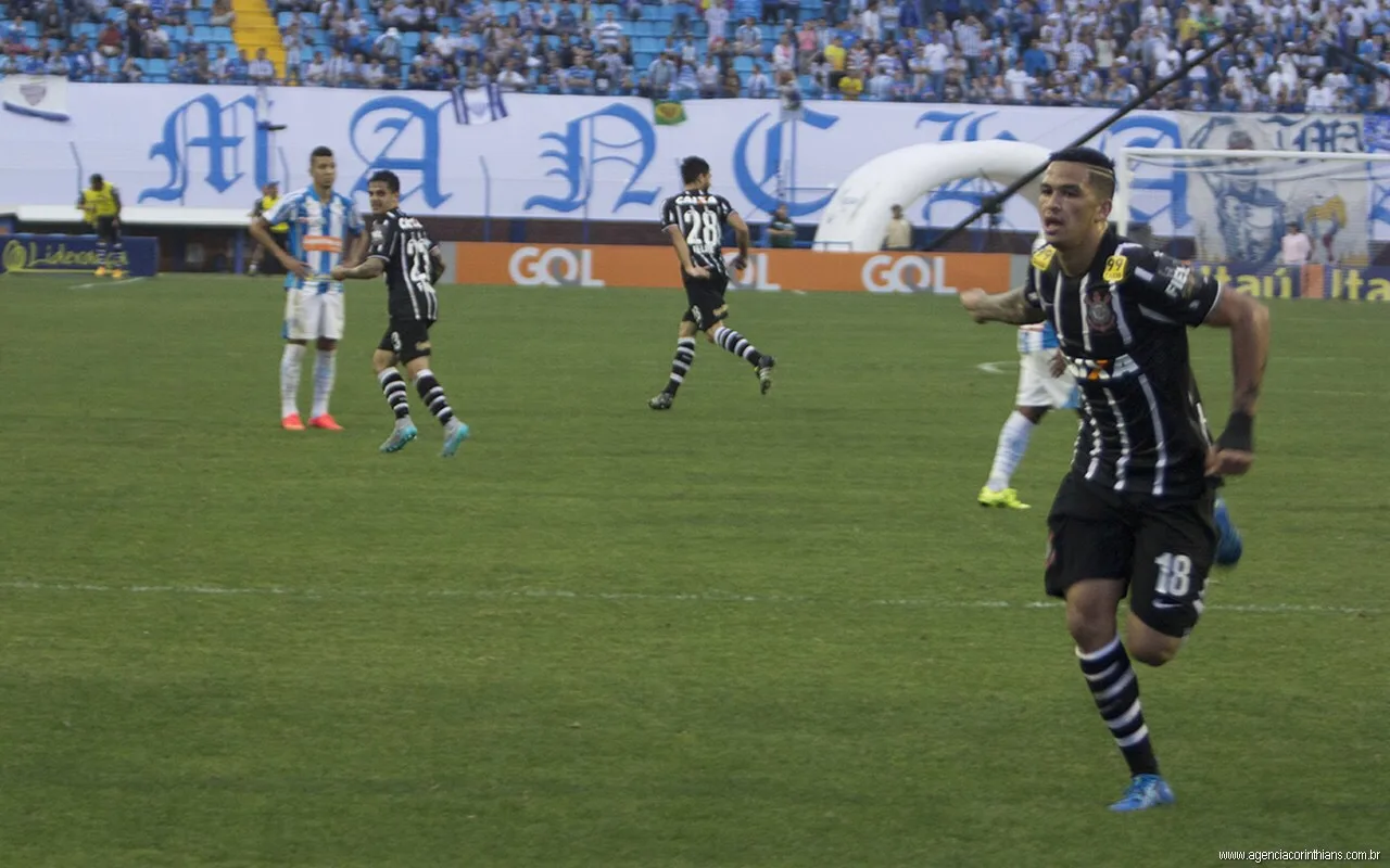 Turno termina com polêmica e Corinthians na frente