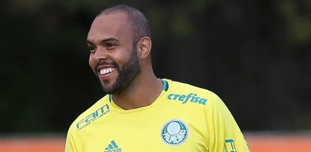 Por renovação, Alecsandro promete gol e diz que irá incomodar atacantes