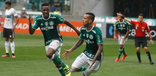 Palmeiras cresce no 2º tempo diante do Coritiba e segura a liderança