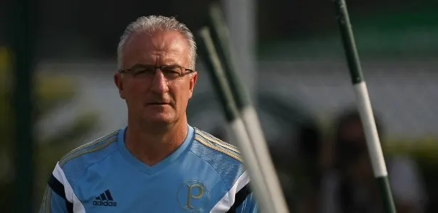 Dorival põe cargo à disposição e protege time de política no Palmeiras