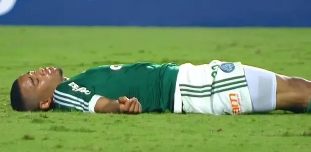 Gabriel Jesus desmaia em campo durante partida do Palmeiras