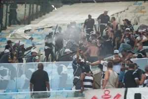 O que acontece agora com os torcedores corintianos presos no Maracanã?