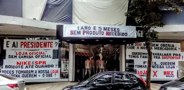 Loja do Corinthians no Parque São Jorge protesta contra presidente e Nike
