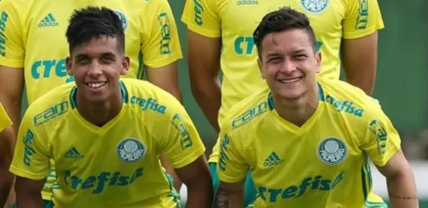 Promessas do Palmeiras lutam pra passar de ano e treinam de van ou carona