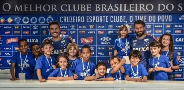 Crianças têm dia de repórter e descobrem time de infância de Willian