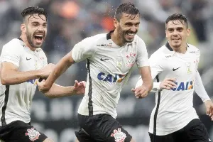 Altas emoções! André marca e Corinthians vira nos acréscimos sobre Coritiba