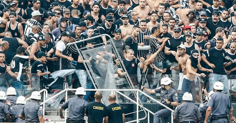 Clima tenso em dérbi: torcida xinga presidente, técnico e depreda estádio