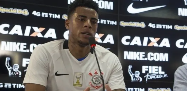 Titular no lugar de Romero, Gustavo marca dois em treino do Corinthians