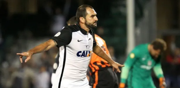 Danilo sofre lesão em treino do Corinthians e sai carregado por maca