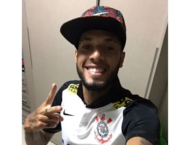 Flamengo cobra explicações de Paulinho após foto com camisa do Coritnhians