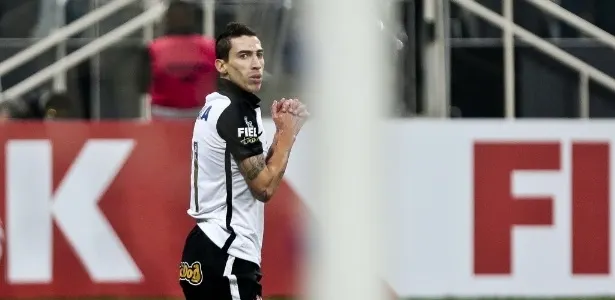 Rildo sente dores nas costas e deixa treino do Corinthians de maca