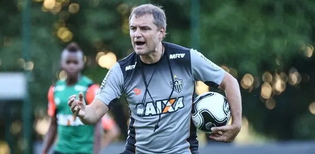 Aguirre é oferecido ao Corinthians, que pede informações; Sylvinho nega