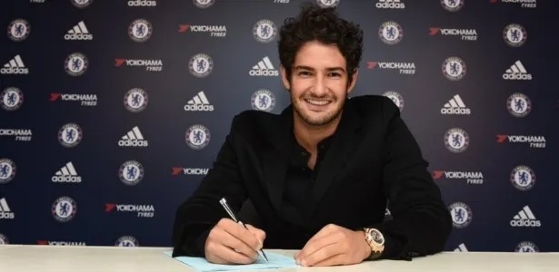 Pato assina contrato e é anunciado pelo Chelsea como reforço