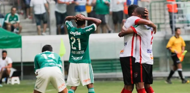 Na volta ao Allianz, Palmeiras frustra torcida e leva virada do Linense