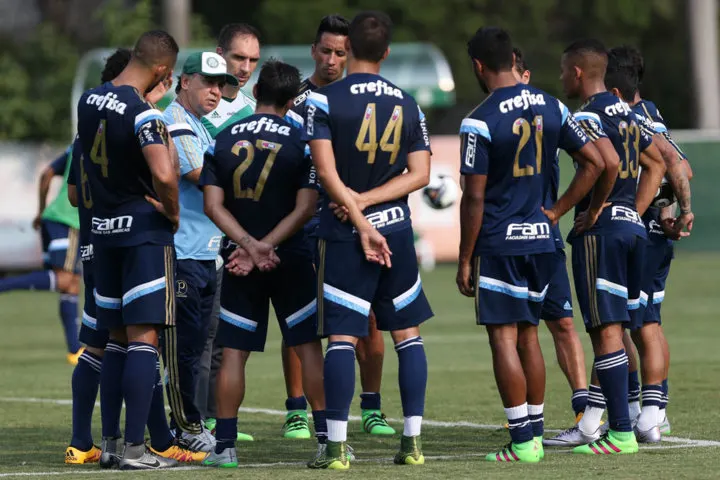 Palmeiras corta rede de boatos e garante paz interna