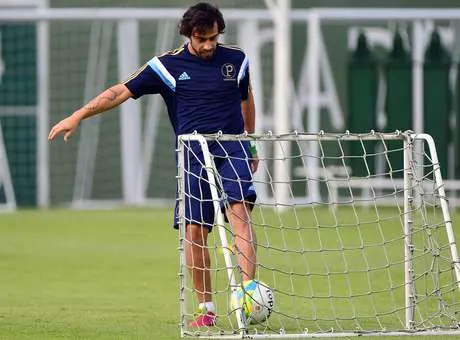 Valdivia volta a treinar no Palmeiras e dá entrevista na 5ª