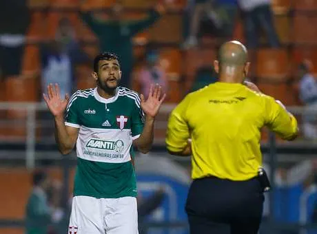 VÍDEO: Henrique faz de pênalti, juiz anula e atacante perde segunda cobrança