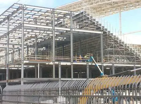 Arena Corinthians recebe guarda-corpo em área interditada.