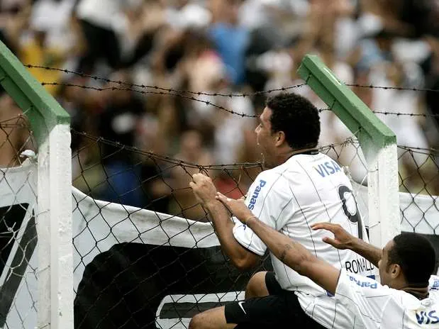 Gol do alambrado de Ronaldo completa cinco anos: relembre