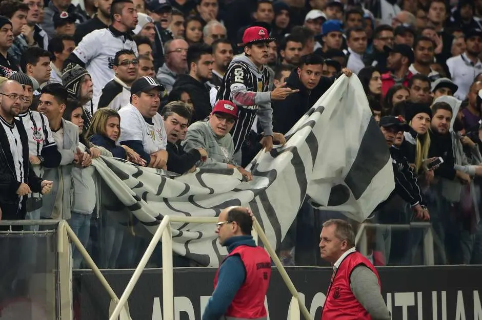 Faixa contra Amarilla paralisa jogo do Corinthians: vergonha