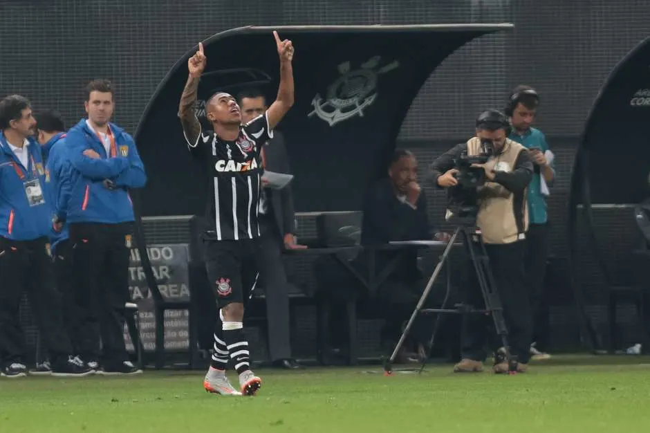 Malcom marca 1º gol no Brasileiro e se firma no Corinthians