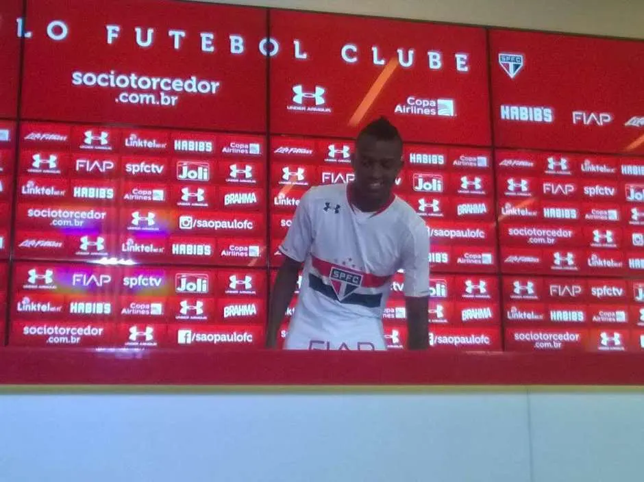 Com 'ótimas recordações' de rival, Kelvin é apresentado pelo São Paulo