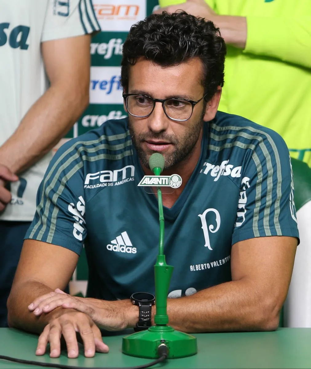 Alberto Valentim e elenco do Palmeiras fazem pronunciamento na Academia de Futebol