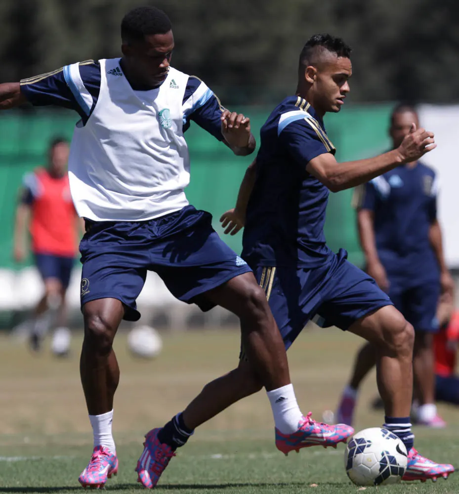 Dorival Júnior divide elenco palmeirense e promove treino de fundamentos