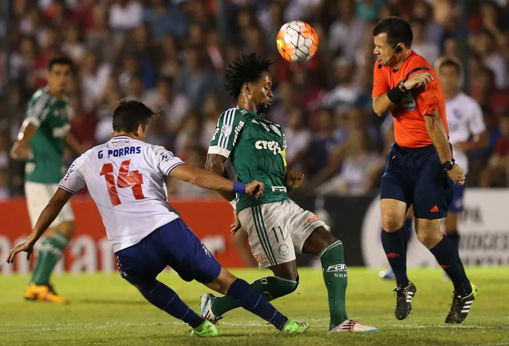 Zé Roberto lamenta resultado no Uruguai, mas mantém esperança de classificação