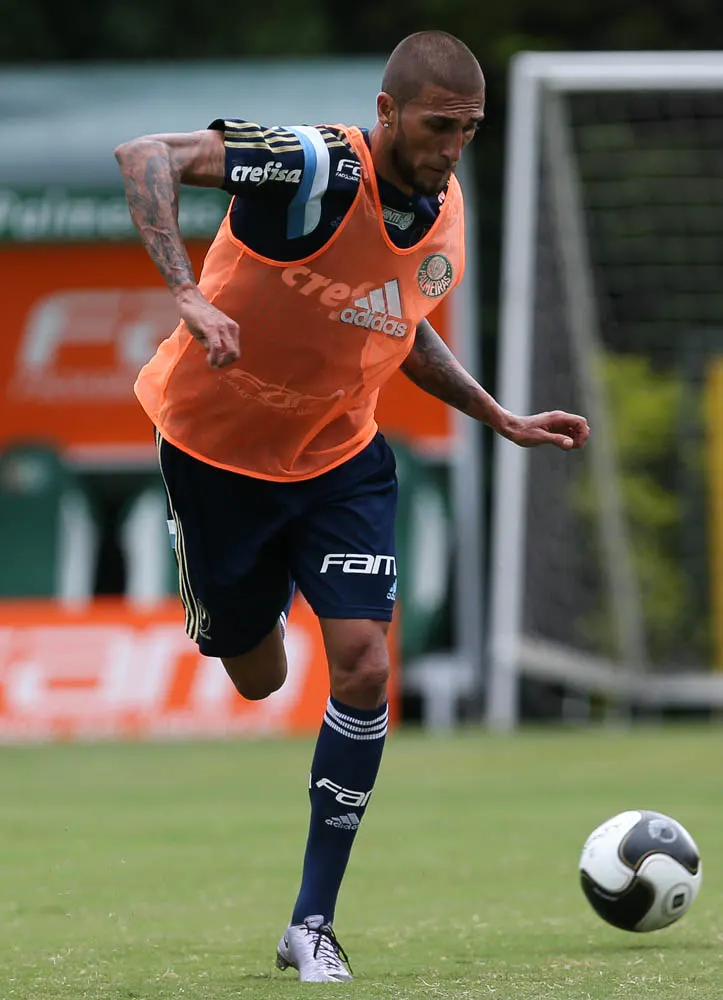 Com Cleiton Xavier, reservas fazem treino intenso na Academia de Futebol