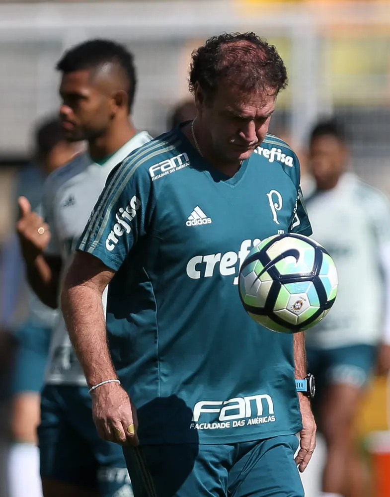 Cuca explica treino fechado e admite ‘time alternativo’ contra Grêmio no Pacaembu