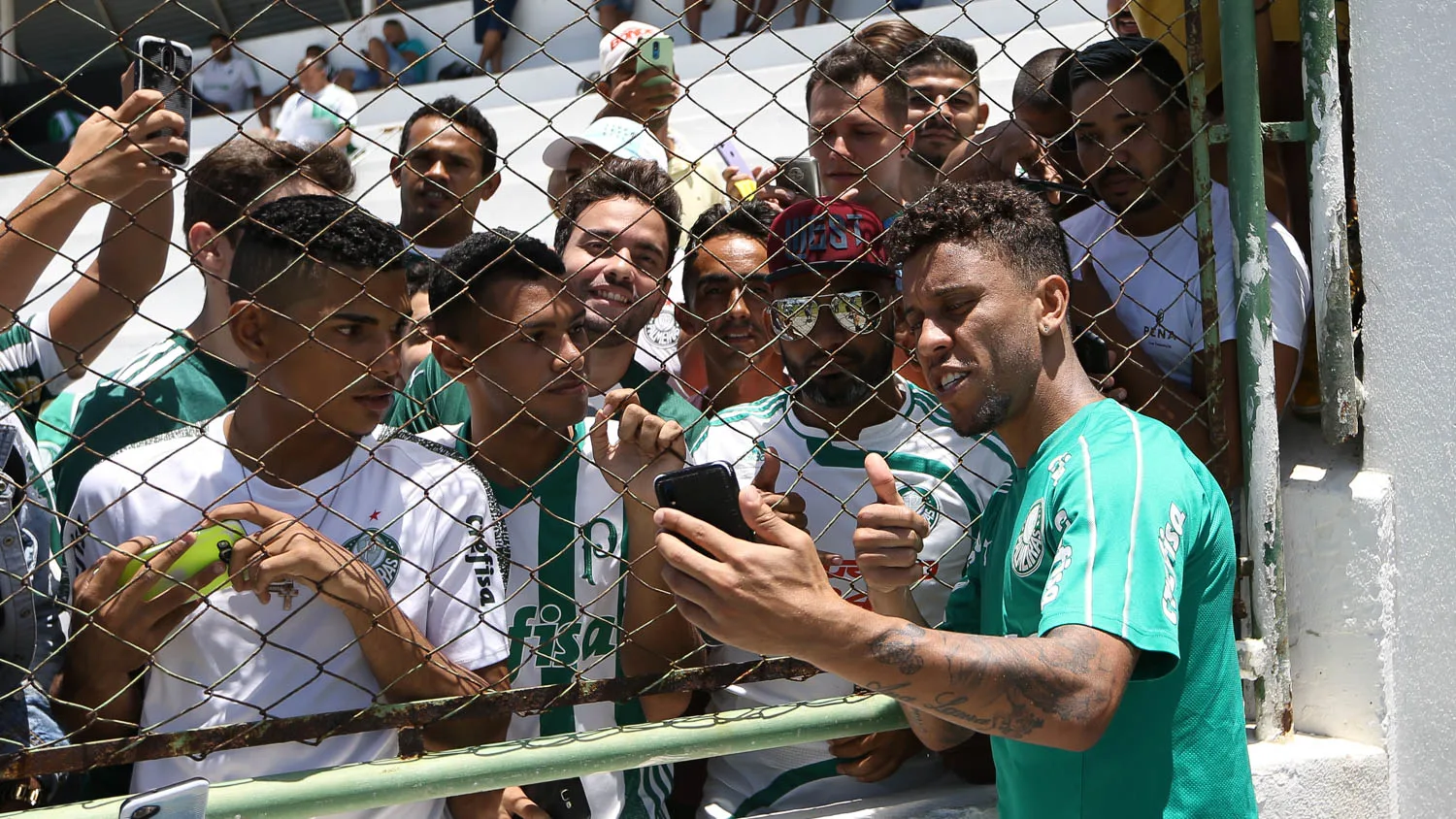 Jogadores do Palmeiras recebem muito carinho da torcida na chegada em Fortaleza