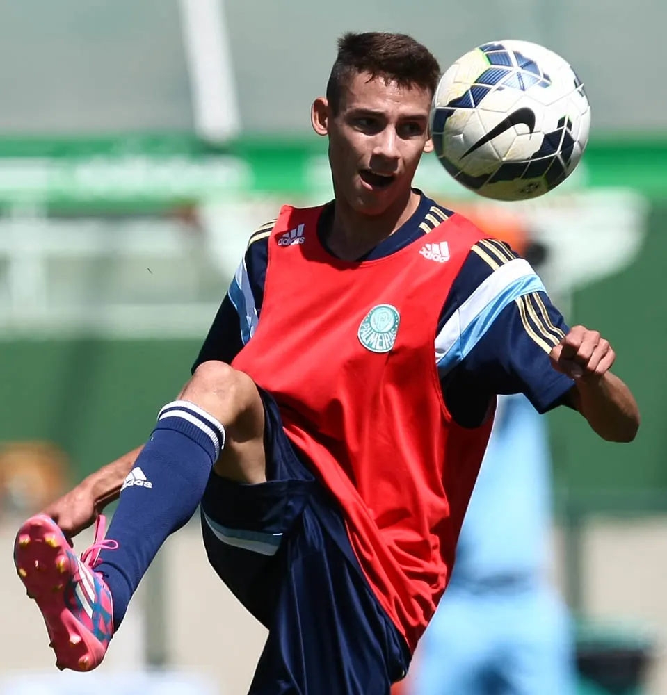 Quarta-feira de treino alemão na Academia; Valdivia corre