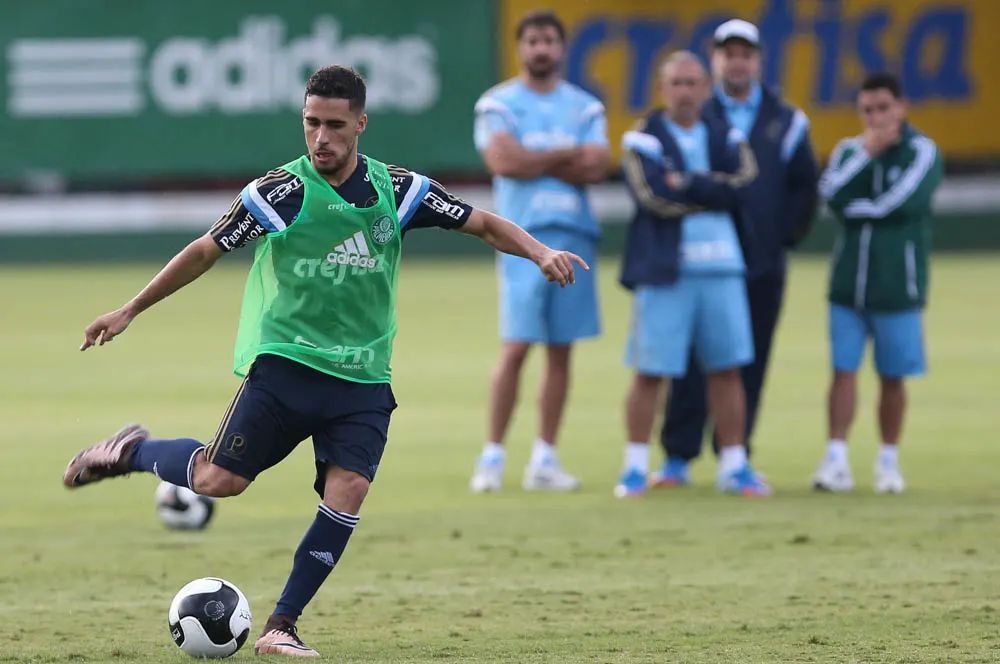 Elenco realiza trabalhos físico e técnico na Academia; Barrios treina com bola