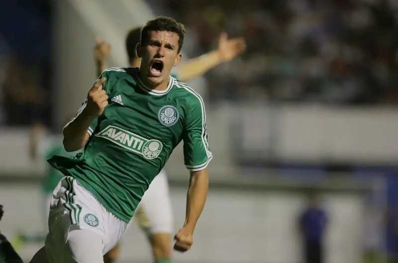 Palmeiras inicia semana com rachão e volta do zagueiro Nathan