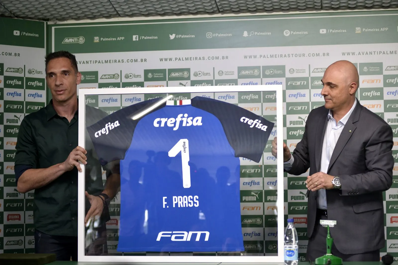 Prass recebe placa e camisa emoldurada em homenagem após 7 anos de clube