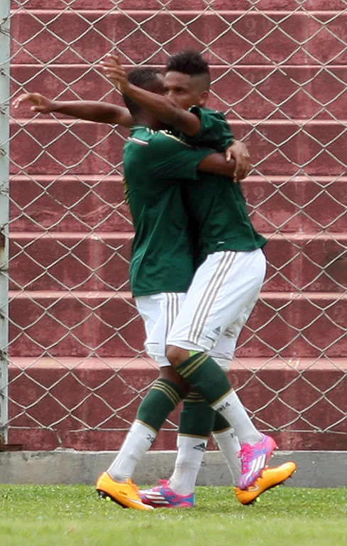 Palmeiras goleia o Corinthians e avança à semifinal do Paulista Sub-17