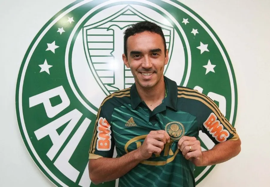 Zagueiro do Palmeiras é punido por pênalti não marcado