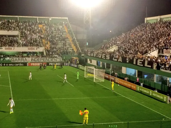 Crônica: Corinthians sofre, mas marca com Jô no fim e abre 10 pontos na liderança