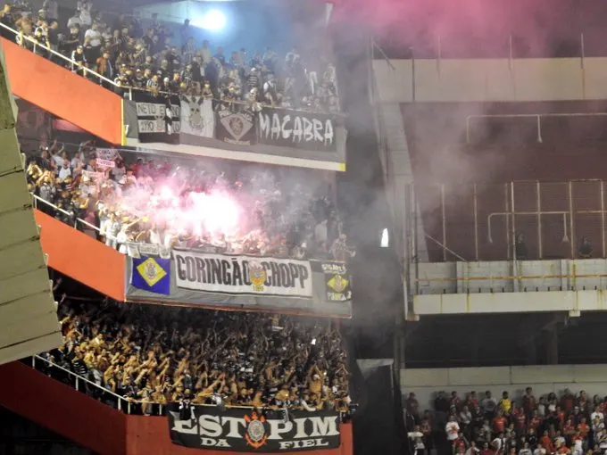 Fiel Torcida faz uma linda festa no estádio Libertadores da América