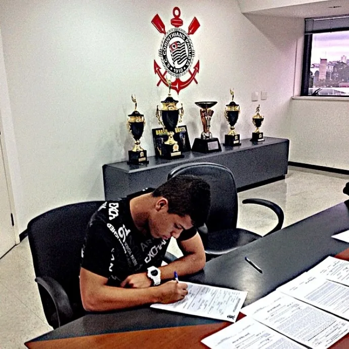 Corinthians contrata terceiro jogador da base do Botafogo em menos de um ano