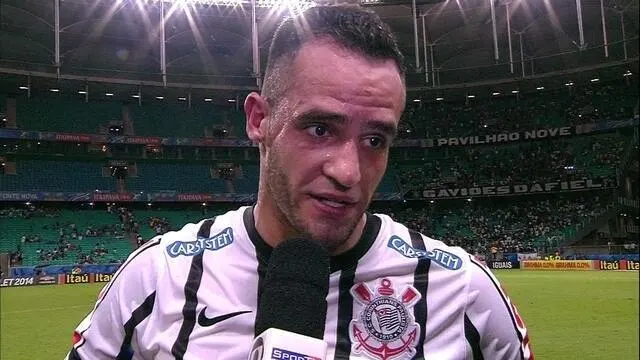 Renato Augusto celebra primeiro gol no Brasileirão: 