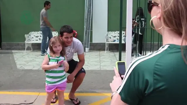 No Palmeiras, garotinha chora ao ser chamada de corintiana;