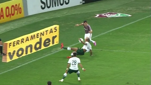 Renato reclama da arbitragem contra o Fluminense: 