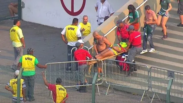 Torcedora passal mal e sai de maca das arquibancadas do Pacaembu