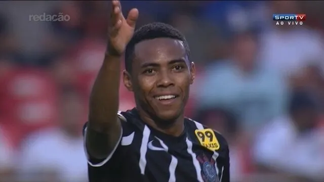 Renato Augusto esbraveja com Elias, que sorri e diz: 