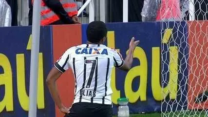 Elias diz que Corinthians precisa de paciência contra times ameaçados